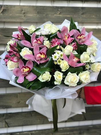 Букет цветов из: Розы и Хризантемы в Чадане