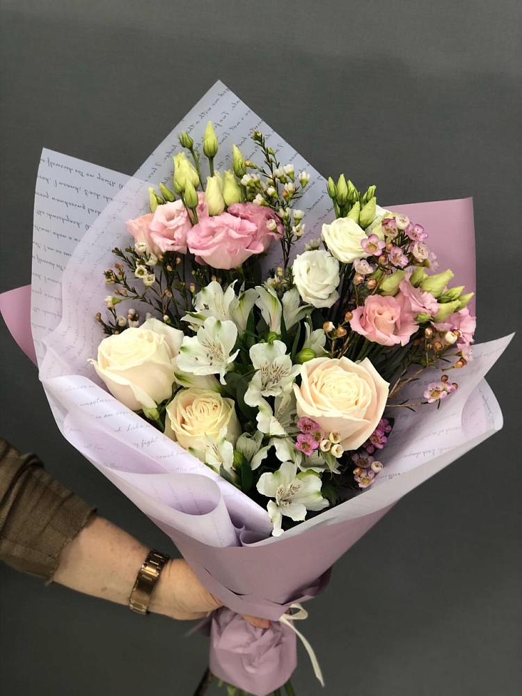 Букет цветов из: Альстромерии, Розы и Лизиантусы в Чадане