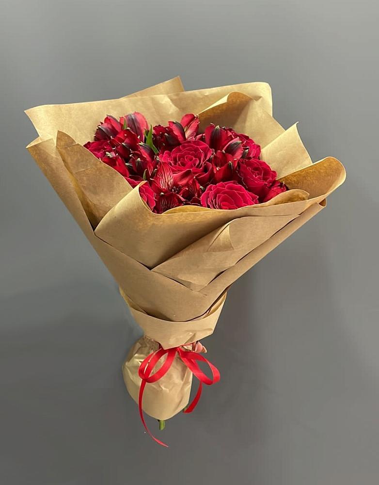 Букет цветов из: Альстромерии и Розы в Чадане