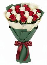 Букет Микс из красных и белых роз в Чадане