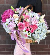 Композиция солнечный день в Чадане Цветочная композиция из Розы, Хризантемы, Пионы и Лизиантусы в корзине в Чадане