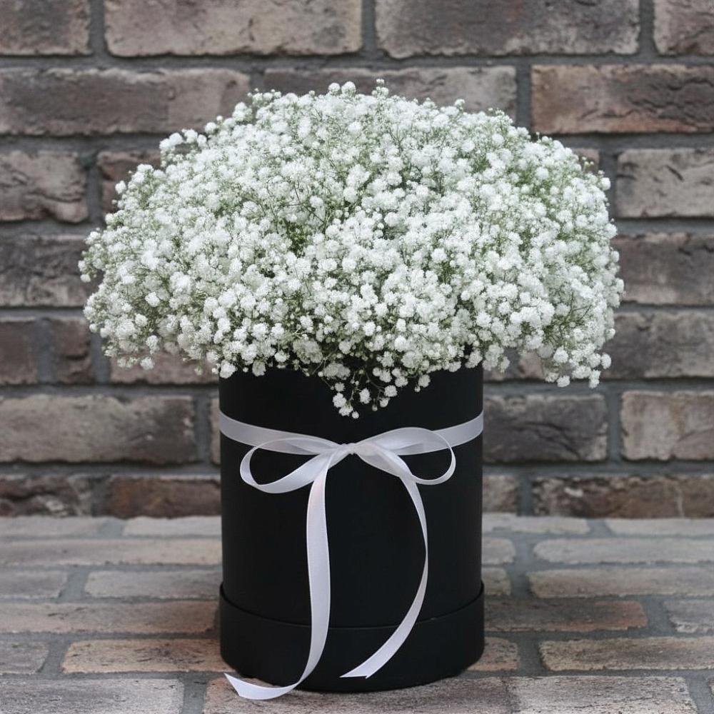 Цветочная композиция из Гипсофила в шляпной коробке в Чадане