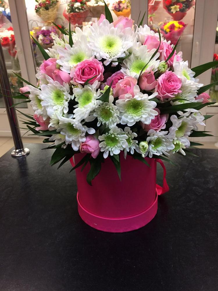 Цветочная композиция из Розы и Хризантемы в шляпной коробке в Чадане