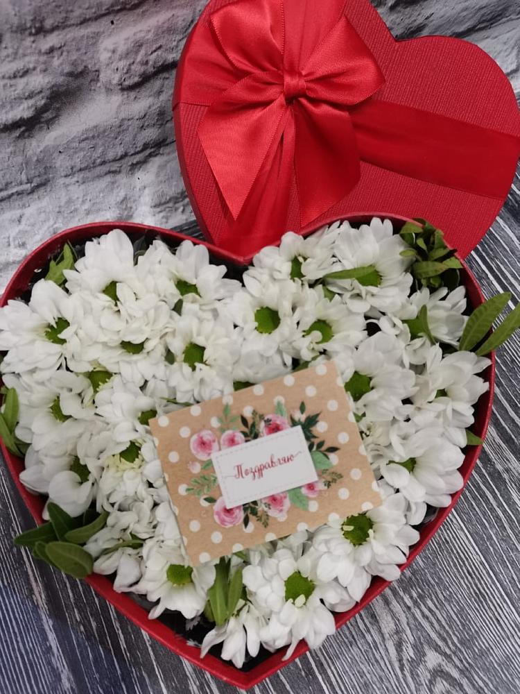 Цветочная композиция из Хризантемы в виде сердца в Чадане