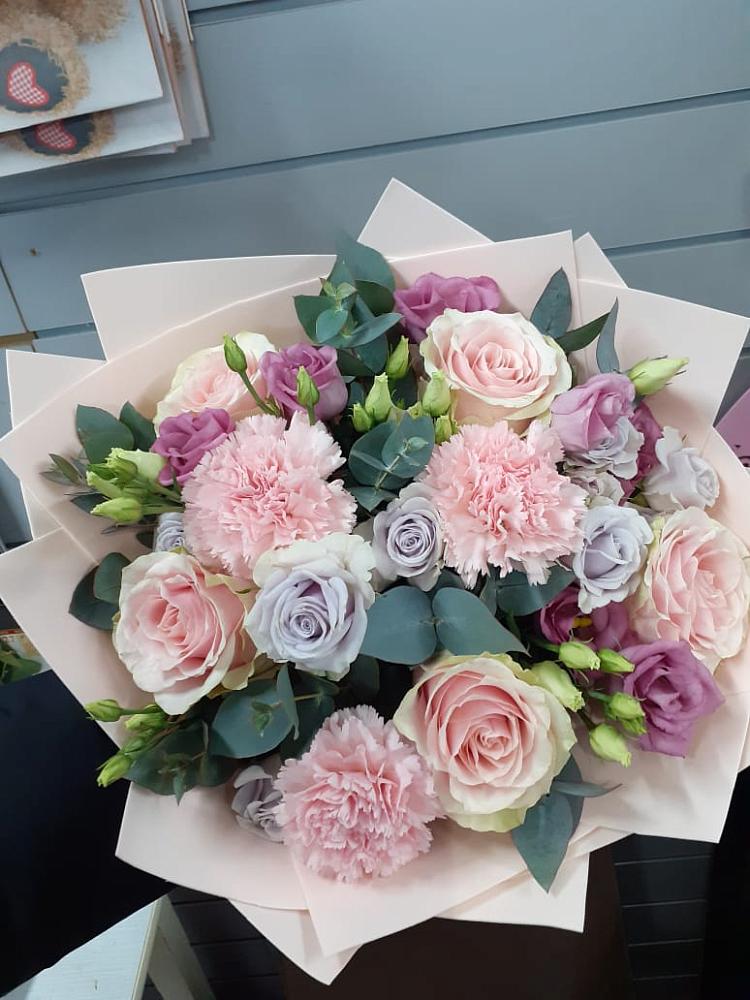 Букет цветов из: Розы, Гвоздики и Лизиантусы в Чадане