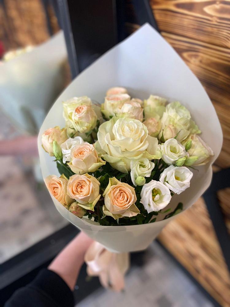 Букет цветов из: Розы и Лизиантусы в Чадане